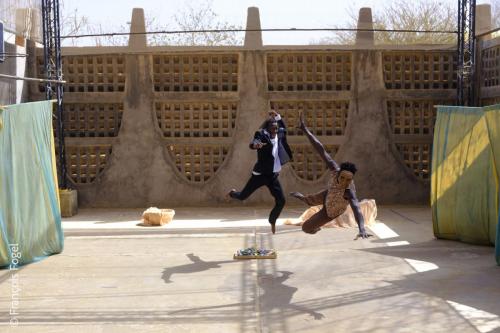Adramé Bangoura et Adama Cissé dans la pièce Peur de la couleur (Sénégal) au Festival Djaram'art
