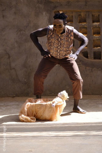 Adama Cissé dans la pièce Peur de la couleur (Sénégal) au Festival Djaram'art