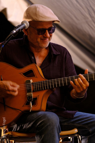 Pierre Kamlo Barré, guitare, chant