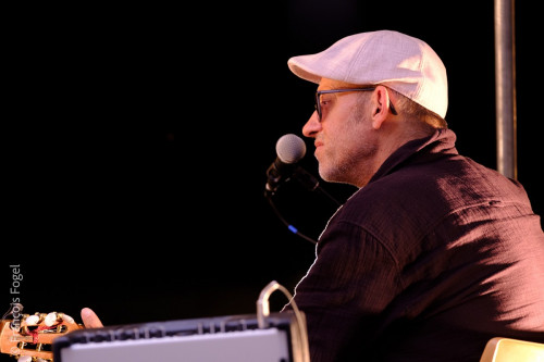 Pierre Kamlo Barré, guitare, chant