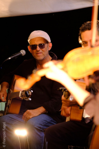 Pierre Kamlo Barré, guitare, chant