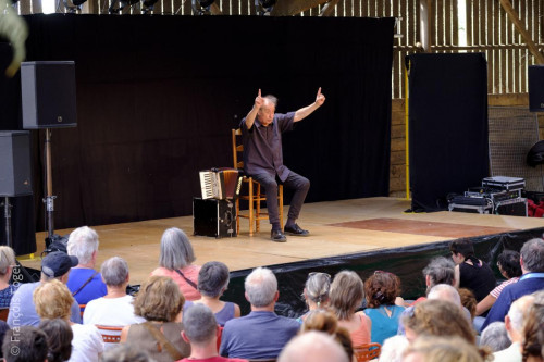 Daniel L'Homond dans L'accent fantôme au festival du Nombril du monde 2024