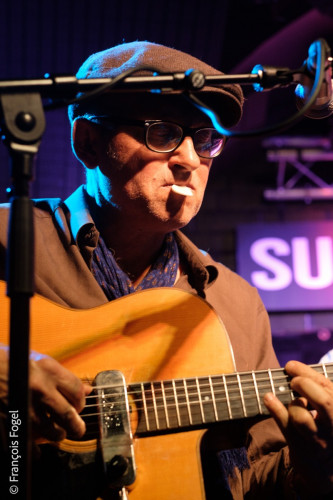Pierre Kamlo Barré, guitare, chant